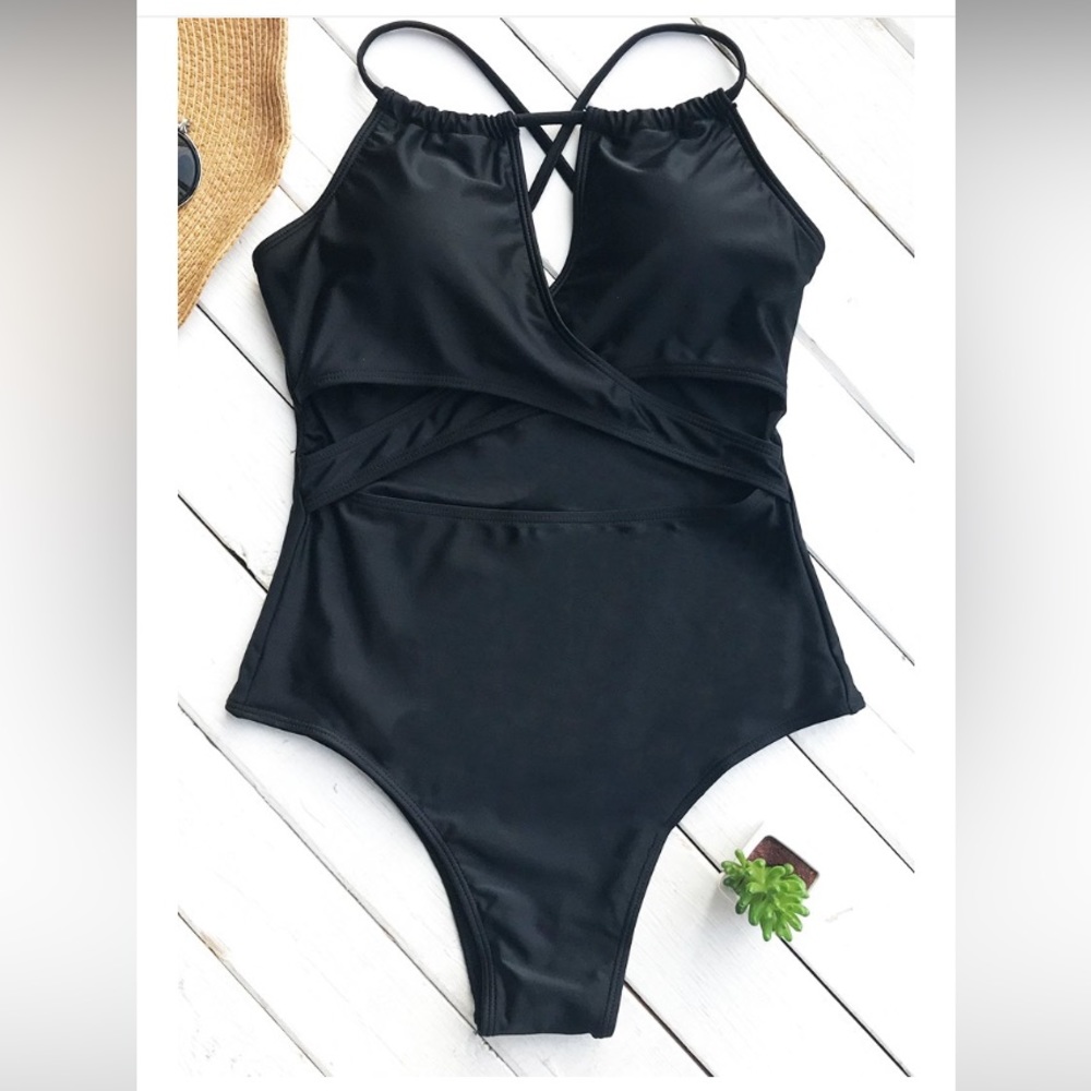 NWOT Cupshe Black Halter Criss Cross Cutout One Piece Swimsuit Size Small